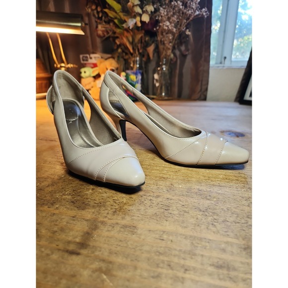 Life Stride Shoes - LifeStride Soft System dress pumps In Taupe, Sz 6M